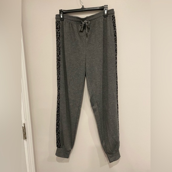 •2/$40• Splendid 2-Piece Pajama Lounge Set Animal Print - Picture 6 of 7